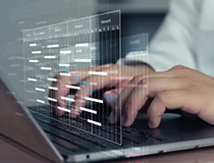 PCで様々な対応をしている様子